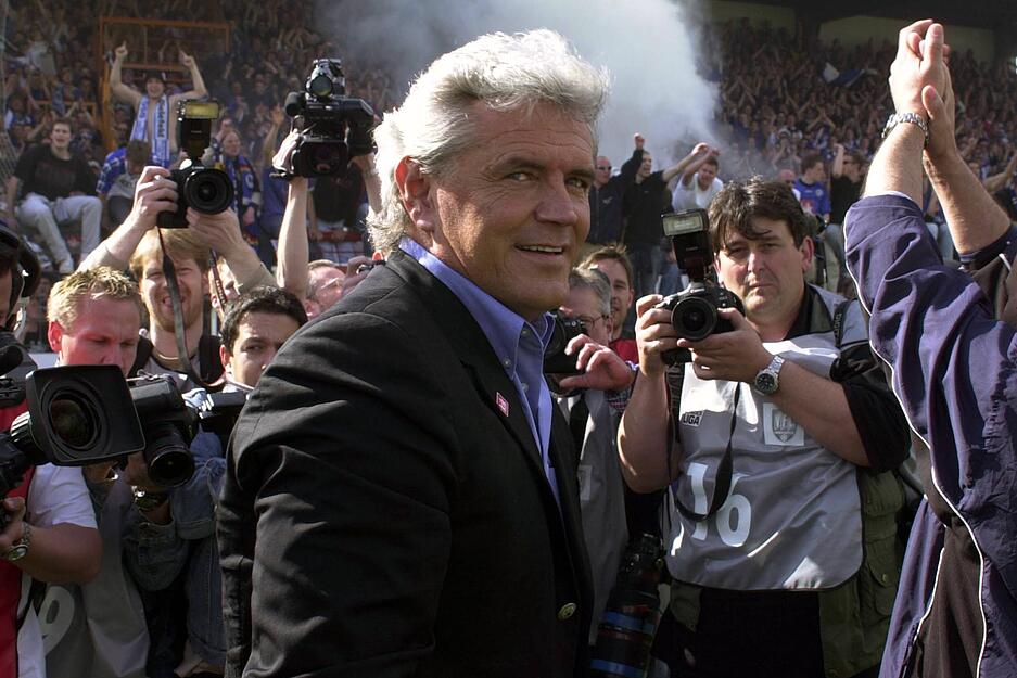 2004 führte Rapolder Arminia Bielefeld in die Bundesliga. Das ist eine Szene von den Aufstiegsfeierlichkeiten in Osnabrück. 2004 führte Rapolder Arminia Bielefeld in die Bundesliga. Das ist eine Szene von den Aufstiegsfeierlichkeiten in Osnabrück.