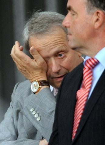 Wolfgang Porsche, Aufsichtsratsvorsitzender von Porsche, wischt sich am Donnerstag bei einer Betriebsversammlung im Porsche Werk Stuttgart Zuffenhausen Tränen aus den Augen.