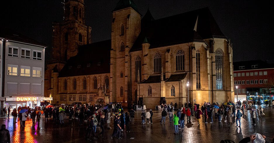 Auch auf dem Kiliansplatz versammelten sich zeitweise bis zu 1000 Teilnehmer, berichtete die Polizei.
