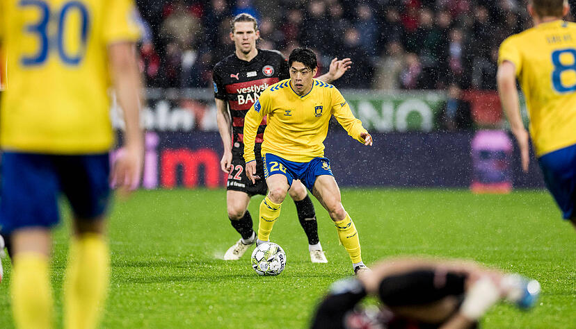 Yuito Suzuki (m.) soll das Interesse des VfB Stuttgart geweckt haben. Yuito Suzuki (m.) soll das Interesse des VfB Stuttgart geweckt haben.
