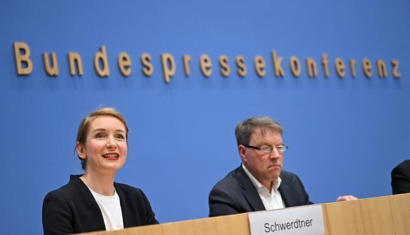 Das DIW hat mögliche Steuereinnahmen im Auftrag der Linken berechnet - die Ergebnisse stellten Parteichefin Ines Schwerdtner und Forscher Stefan Bach vor. Das DIW hat mögliche Steuereinnahmen im Auftrag der Linken berechnet - die Ergebnisse stellten Parteichefin Ines Schwerdtner und Forscher Stefan Bach vor.