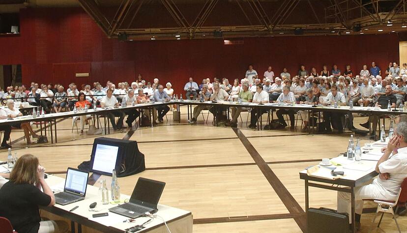 Rund 200 Bürger verfolgten die Entscheidung zum Aquatoll in der Neckarsulmer Ballei. Nach der Abstimmung brandete Applaus im Saal auf.
Foto: Herbert Schmerbeck