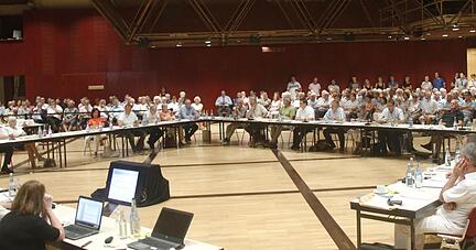 Rund 200 Bürger verfolgten die Entscheidung zum Aquatoll in der Neckarsulmer Ballei. Nach der Abstimmung brandete Applaus im Saal auf.
Foto: Herbert Schmerbeck