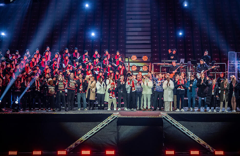 Spieler und Vertreter des VfB Stuttgart Singen zum Abschluss der Veranstaltung "Stars im Stadion – Das große Weihnachtskonzert" des VfB Stuttgart in der MHP-Arena zusammen mit den Fans und den Künstlern. Spieler und Vertreter des VfB Stuttgart Singen zum Abschluss der Veranstaltung "Stars im Stadion – Das große Weihnachtskonzert" des VfB Stuttgart in der MHP-Arena zusammen mit den Fans und den Künstlern.