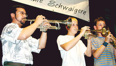 Begeistert und begeisternd: Musikschullehrer Andreas Geng mit seinen beiden Schülern Dominik Nath und Eike Bretz (von links). (Foto: Gabi Muth) Begeistert und begeisternd: Musikschullehrer Andreas Geng mit seinen beiden Schülern Dominik Nath und Eike Bretz (von links). (Foto: Gabi Muth)