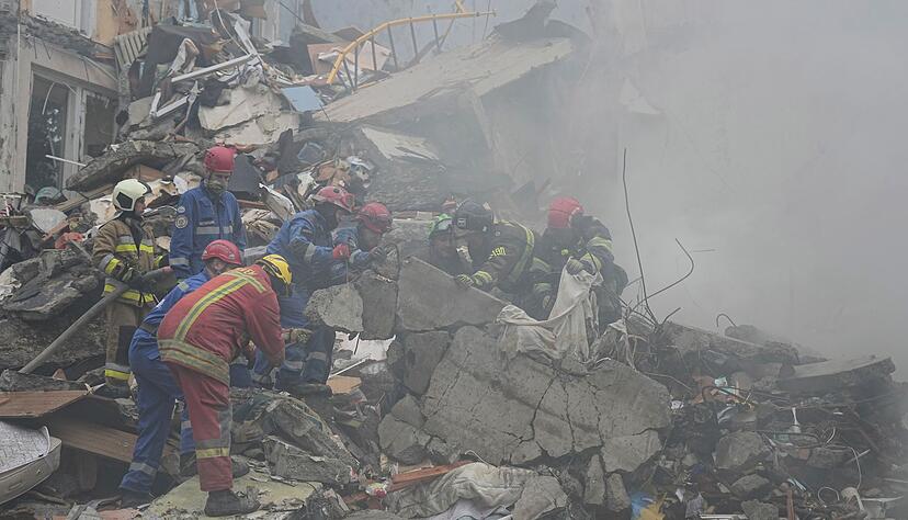 Retter suchen nach Vermissten und finden bis zum Abend 15 Tote.