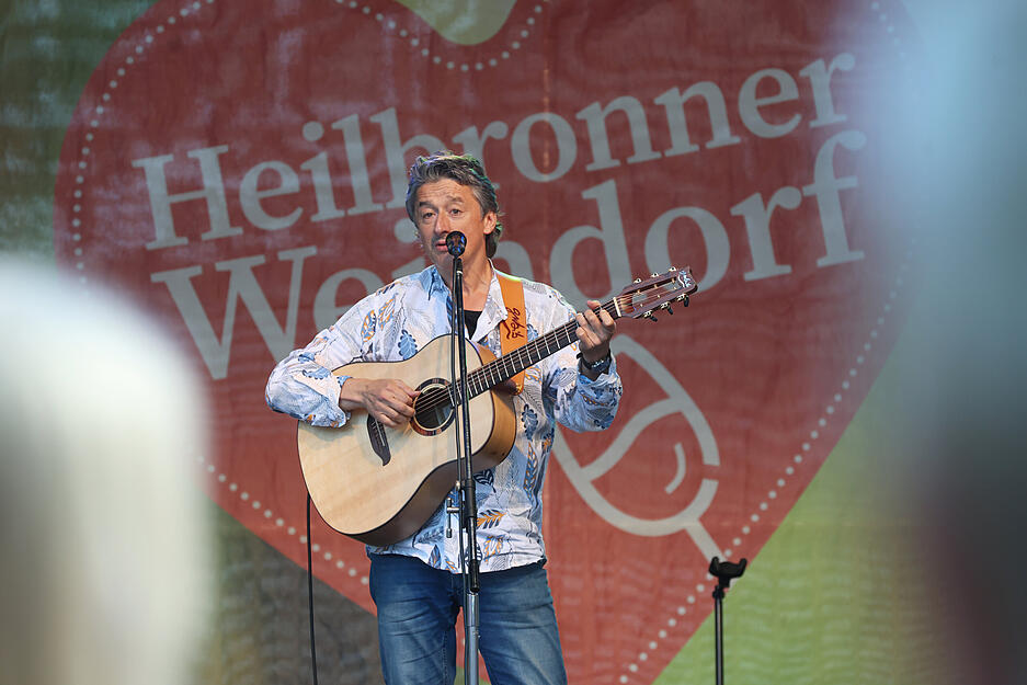 Verschiedene Musiker und Bands stehen auf mehreren Bühnen in der Innenstadt während des Heilbronner Weindorfs.