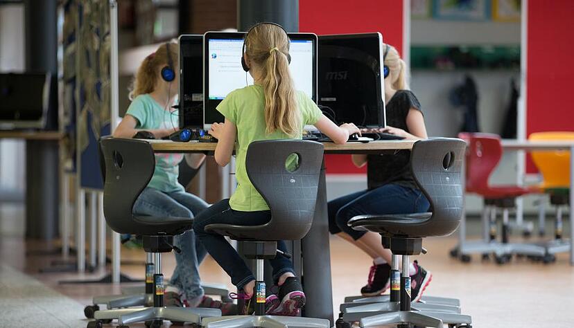 Sollte Informatik schon früh als Schulfach etabliert werden? Sollte Informatik schon früh als Schulfach etabliert werden?