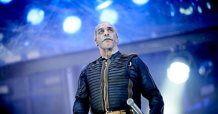 Till Lindemann, der Sänger der Band Rammstein, steht bei einem Konzert in Hamburg im Juni 2022 auf der Bühne.