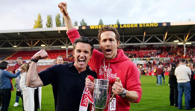 Seit der &Uuml;bernahme durch die Hollywood-Stars Ryan Reynolds und Rob Mac geht es f&uuml;r den AFC Wrexham steil nach oben. Bis in die Premier League? (Archivbild)