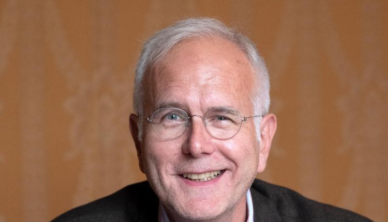 Harald Schmidt, Entertainer und Schauspieler, lächelt bei einem dpa-Interview im Opernhaus in Stuttgart.