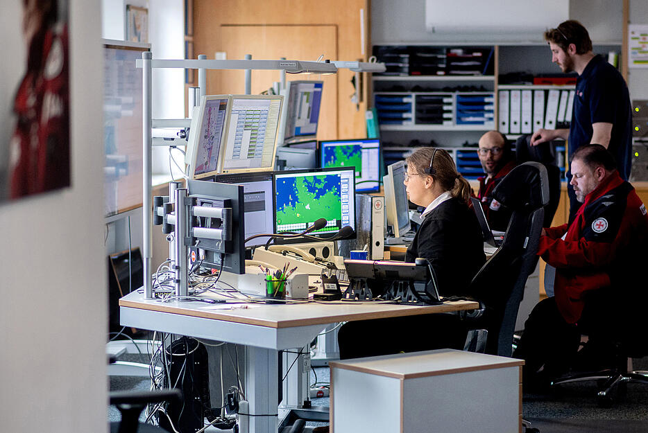 Mitarbeiter der Deutschen Gesellschaft zur Rettung Schiffbrüchiger (DGzRS) koordinieren in der Rettungsleitstelle See, dem sogenannten Maritime Rescue Co-ordination Centre (MRCC), den Such- und Rettungseinsatz nach einem Zusammenstoß von zwei Frachtschiffen in der Nordsee. Mitarbeiter der Deutschen Gesellschaft zur Rettung Schiffbrüchiger (DGzRS) koordinieren in der Rettungsleitstelle See, dem sogenannten Maritime Rescue Co-ordination Centre (MRCC), den Such- und Rettungseinsatz nach einem Zusammenstoß von zwei Frachtschiffen in der Nordsee.
