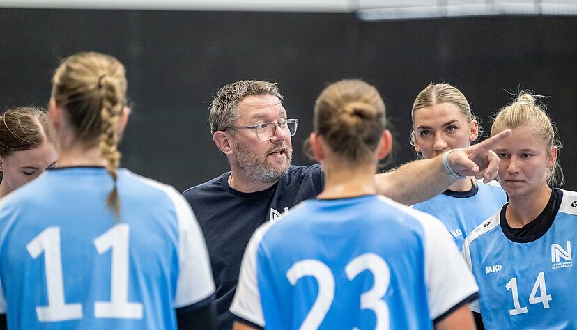 Thomas Zeitz muss im Trainingsbetrieb der n&auml;chsten zwei Wochen aus verschiedenen Gr&uuml;nden unter anderem auf seine Spielerinnen Kamila Kordovsk&aacute; (rechts), Paulina Uscinowicz (Zweite von rechts) und Munia Smits (Nummer 23) verzichten.
