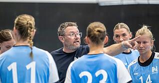 Thomas Zeitz muss im Trainingsbetrieb der n&auml;chsten zwei Wochen aus verschiedenen Gr&uuml;nden unter anderem auf seine Spielerinnen Kamila Kordovsk&aacute; (rechts), Paulina Uscinowicz (Zweite von rechts) und Munia Smits (Nummer 23) verzichten.