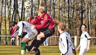 Die Konkurrenz schläft nicht: Fabian Dietz (rotes Trikot) und die SG Kirchardt hatten im Heimspiel gegen den TSV Reichartshausen sehr viel Mühe.
          Foto: Marc Schmerbeck