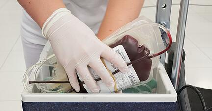 Die Blutspendedienste rufen dringend zum Blutspenden auf.