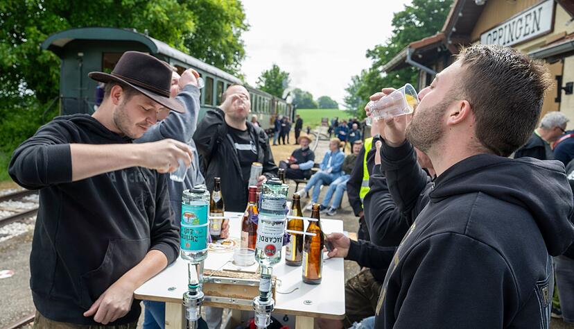 Am Vatertag fließt bei den Ausflügen öfter mal Alkohol. Am Vatertag fließt bei den Ausflügen öfter mal Alkohol.