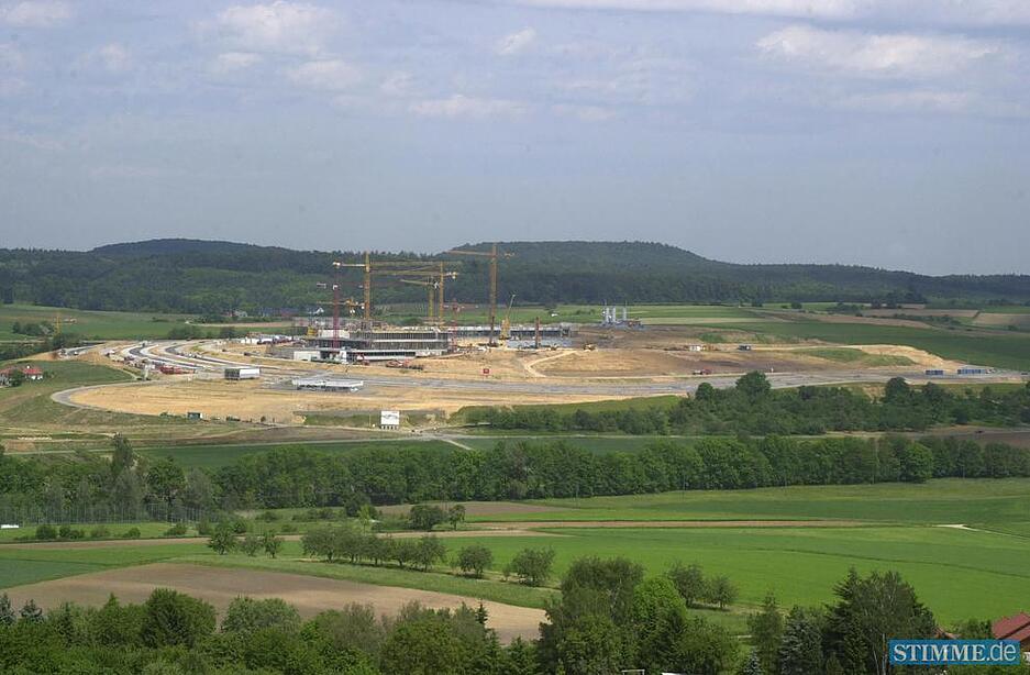 Die Dimensionen der Bosch-Baustelle bei Abstatt sind gewaltig. Insgesamt entstehen vier Gebäudekomplexe. Aufnahme von Mai 2002. Die Dimensionen der Bosch-Baustelle bei Abstatt sind gewaltig. Insgesamt entstehen vier Gebäudekomplexe. Aufnahme von Mai 2002.