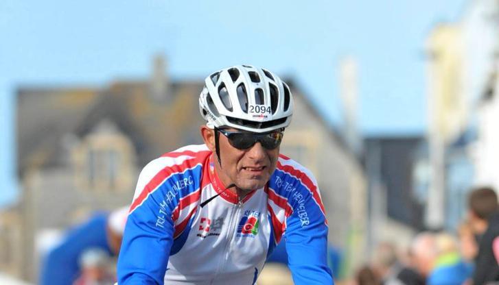 Phänomen: 2014 in Wales stürzte Hartmut Sugg bei seiner Langdistanz-Premiere vom Rad, prellte sich eine Rippe, quälte sich trotzdem über den Zielstrich.