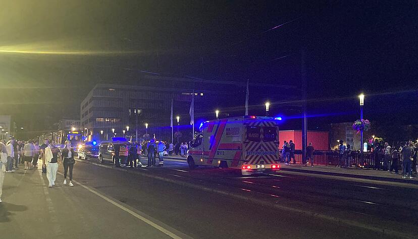 In der Nacht des 23. Juni ist es auf der Friedrich-Ebert-Brücke zwischen 23. 15 und Mitternacht zu einem Polizeieinsatz gekommen. Zwischenzeitlich konnten die Stadtbahnen nicht wie gewohnt verkehren. In der Nacht des 23. Juni ist es auf der Friedrich-Ebert-Brücke zwischen 23. 15 und Mitternacht zu einem Polizeieinsatz gekommen. Zwischenzeitlich konnten die Stadtbahnen nicht wie gewohnt verkehren.