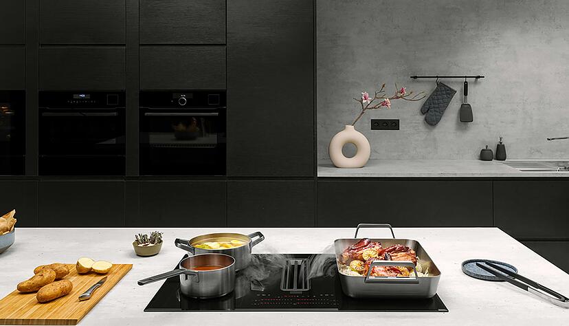 Ganz nach unten geht es f&uuml;r den Kochdunst mit einem in das Kochfeld integrierten Abzug.