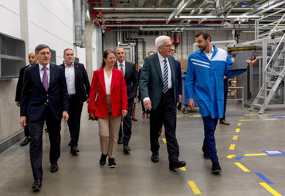 Bei einem Rundgang durch das Technikum lässt sich Ministerpräsident Winfried Kretschmann (Mitte) die mitunter streng geheimen Anlagen erklären.