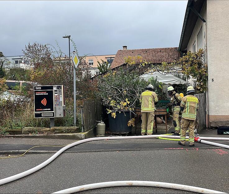 Die Personen konnten von selbst aus dem brennenden Gebäude ins Freie gelangen. Die Personen konnten von selbst aus dem brennenden Gebäude ins Freie gelangen.