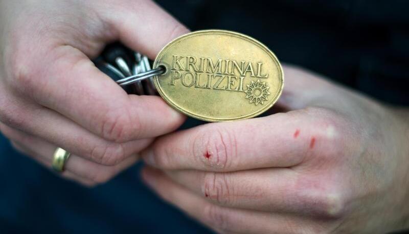 Die Kriminalpolizei hat die Ermittlungen übernommen. Die Kriminalpolizei hat die Ermittlungen übernommen.