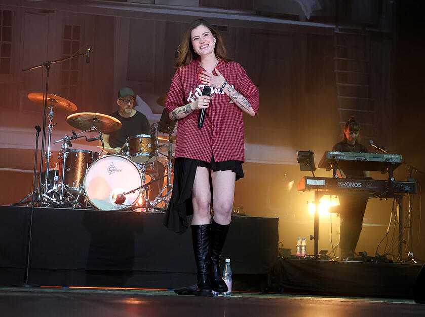 Die deutsche Sängerin Madeline Juno ist am Freitag bei Haigern Live aufgetreten.