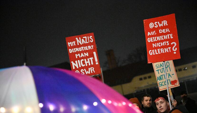 Protest gegen rechts vor dem Aufzeichnungsort der Sendung.