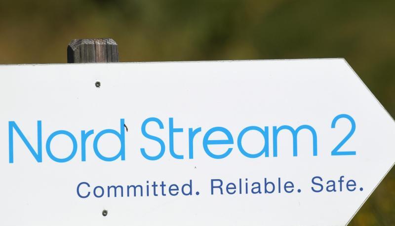 Ein Schild mit der Aufschrift «Nord Stream 2 - Committed. Reliable. Safe.» steht im Gewerbegebiet Lubmin. Nach der Vergiftung des russischen Oppositionellen Alexej Nawalny ist eine Debatte entbrannt, ob die Ostseepipeline gestoppt werden sollte. Ein Schild mit der Aufschrift «Nord Stream 2 - Committed. Reliable. Safe.» steht im Gewerbegebiet Lubmin. Nach der Vergiftung des russischen Oppositionellen Alexej Nawalny ist eine Debatte entbrannt, ob die Ostseepipeline gestoppt werden sollte.