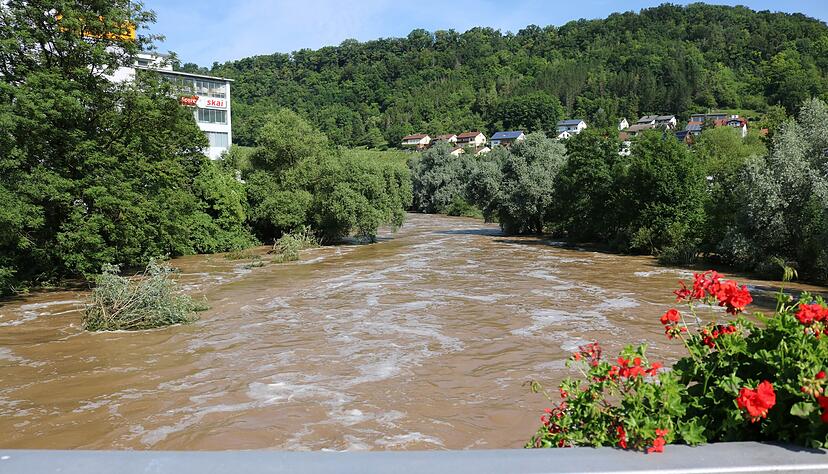 Nach heftigen Gewittern kann der Pegel des Kochers rasch deutlich ansteigen, wie hier am 10. Juli dieses Jahres in Weißbach.
Foto: Armin Rößler