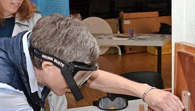 Sibylle Dietel, Leiterin des Gruppentreffs im Haus der Diakonie (vorne), und Sandra Oph&uuml;ls vom Selbsthilfeb&uuml;ro Heilbronn probieren die Rauschbrillen aus.