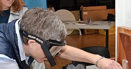 Sibylle Dietel, Leiterin des Gruppentreffs im Haus der Diakonie (vorne), und Sandra Ophüls vom Selbsthilfebüro Heilbronn probieren die Rauschbrillen aus. Sibylle Dietel, Leiterin des Gruppentreffs im Haus der Diakonie (vorne), und Sandra Ophüls vom Selbsthilfebüro Heilbronn probieren die Rauschbrillen aus.