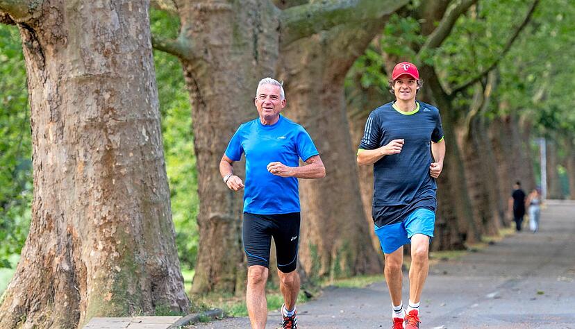 Innenminister Thomas Strobl (links) kann inzwischen wieder eineinhalb Stunden am Stück Joggen − so wie vor seiner schweren Post-Covid-Erkrankung. Innenminister Thomas Strobl (links) kann inzwischen wieder eineinhalb Stunden am Stück Joggen − so wie vor seiner schweren Post-Covid-Erkrankung.