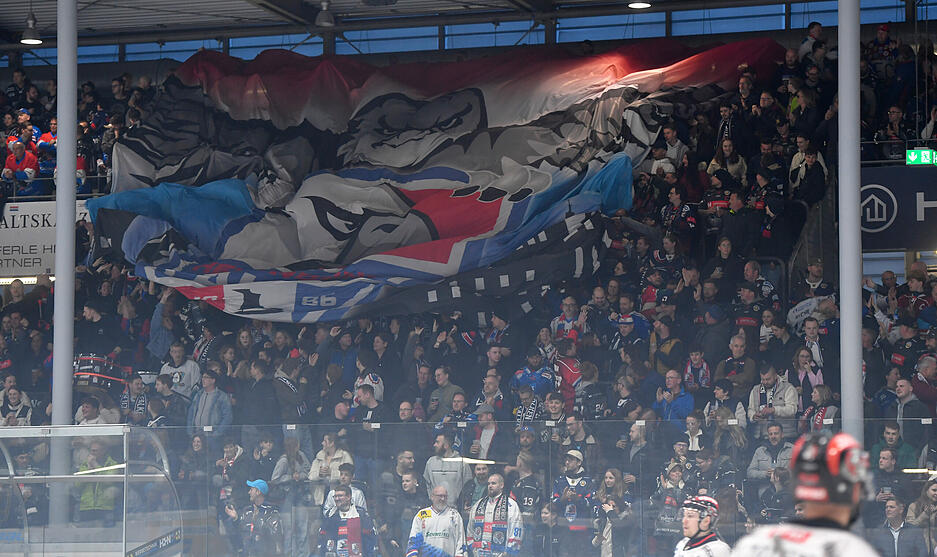 Die Fans auf der Tribüne sahen viele Tore und ein wildes Hin und Her auf dem Eis.