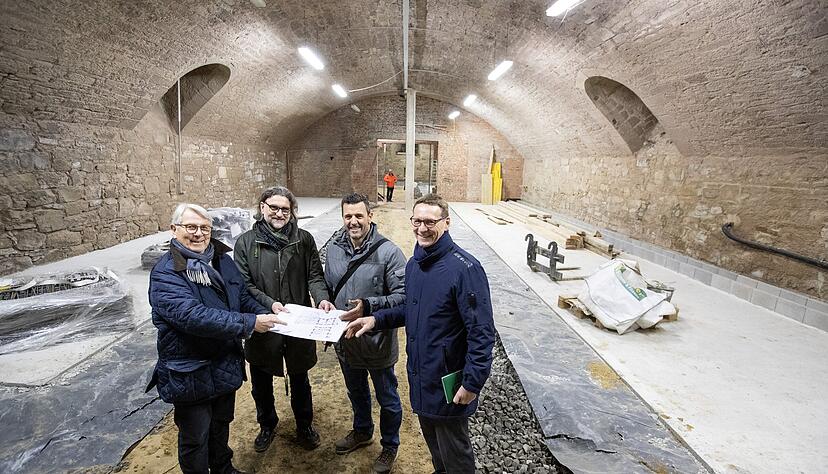 Machen sich ein Bild vom Fortschritt (von links): Investor Wolfgang Scheidtweiler, Architekt Emil Heller, Bauleiter Mike Vivas und Bürgermeister Thomas Csaszar. Machen sich ein Bild vom Fortschritt (von links): Investor Wolfgang Scheidtweiler, Architekt Emil Heller, Bauleiter Mike Vivas und Bürgermeister Thomas Csaszar.