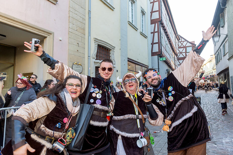Zirka 20. 000 Karnevalisten jubelten den &uuml;ber 100 Gruppen beim Faschingsumzug in Bad Wimpfen zu.