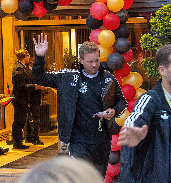 Eine Nacht verbrachten die DFB-Stars um Joshua Kimmich, Nick Woltemade und Florian Witz im Parkhotel in Heilbronn. Am Freitagabend brach das Team nach Sinsheim auf, um beim WM-Qualifikationsspiel gegen Luxemburg anzutreten. Vor Ort warteten hunderte Fans.