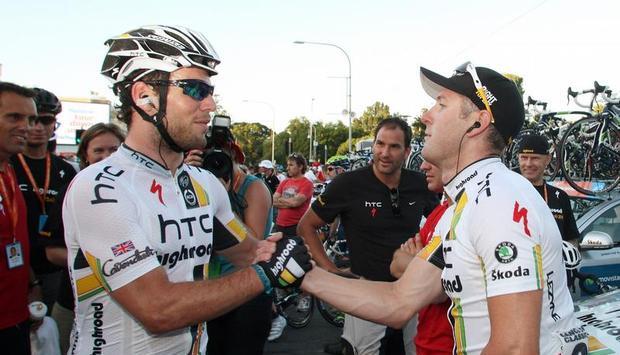 Mark Cavendish (l) gratuliert Matthew Goss zum Sieg des Wohltätigkeits-Kriteriums.