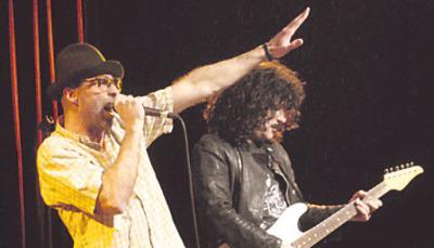 Groovende Albindianer im Alten Theater: Rock & Rollinger.Foto: Welzin