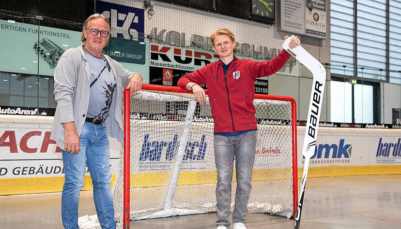 HEC-Geschäftsführer Michael Rumrich (li.) freut sich über einen Neuen: Falken-Keeper Tom Schickedanz wird bei den Eisbären zum Einsatz kommen.
Foto: Andreas Veigel HEC-Geschäftsführer Michael Rumrich (li.) freut sich über einen Neuen: Falken-Keeper Tom Schickedanz wird bei den Eisbären zum Einsatz kommen.
Foto: Andreas Veigel