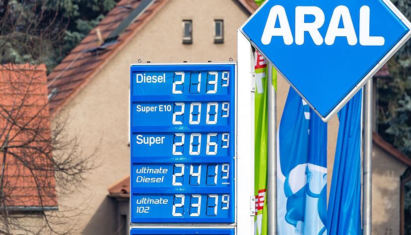 Kraftstoffpreise an einer Tankstelle. (Archivbild)