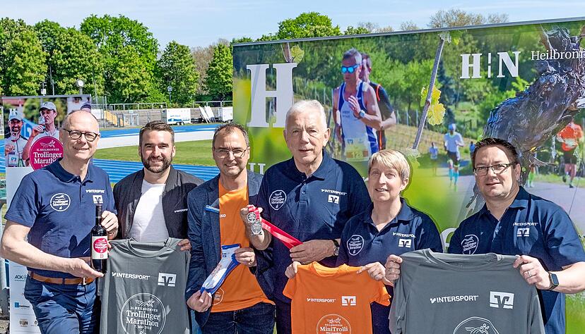 Vorfreude bei Veranstaltern und Sponsoren im Frankenstadion: Steffen Schoch v.l. (HMG), Marcel Müller (Intersport), Torsten Scholze (Volksbank), Oberbürgermeister Harry Mergel, Ariane Pakaki-Buchner (WLV) und Holger Braun (HMG).
Foto: Mario Berger Vorfreude bei Veranstaltern und Sponsoren im Frankenstadion: Steffen Schoch v.l. (HMG), Marcel Müller (Intersport), Torsten Scholze (Volksbank), Oberbürgermeister Harry Mergel, Ariane Pakaki-Buchner (WLV) und Holger Braun (HMG).
Foto: Mario Berger