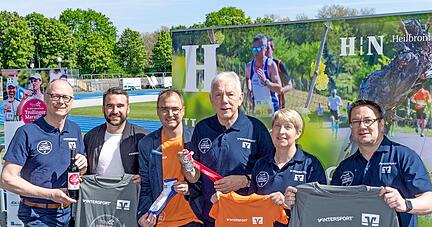 Vorfreude bei Veranstaltern und Sponsoren im Frankenstadion: Steffen Schoch v.l. (HMG), Marcel Müller (Intersport), Torsten Scholze (Volksbank), Oberbürgermeister Harry Mergel, Ariane Pakaki-Buchner (WLV) und Holger Braun (HMG).
Foto: Mario Berger
