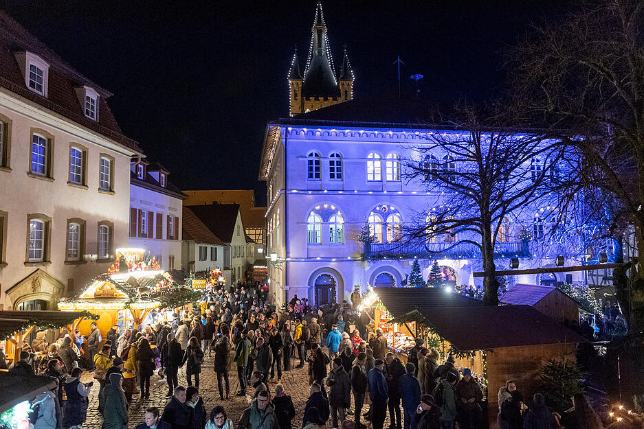 Damals gestand Kaiser Friedrich III. der damaligen Reichsstadt das Recht zu, vor Weihnachten einen Markt abzuhalten, den ehemaligen Katharinenmarkt.