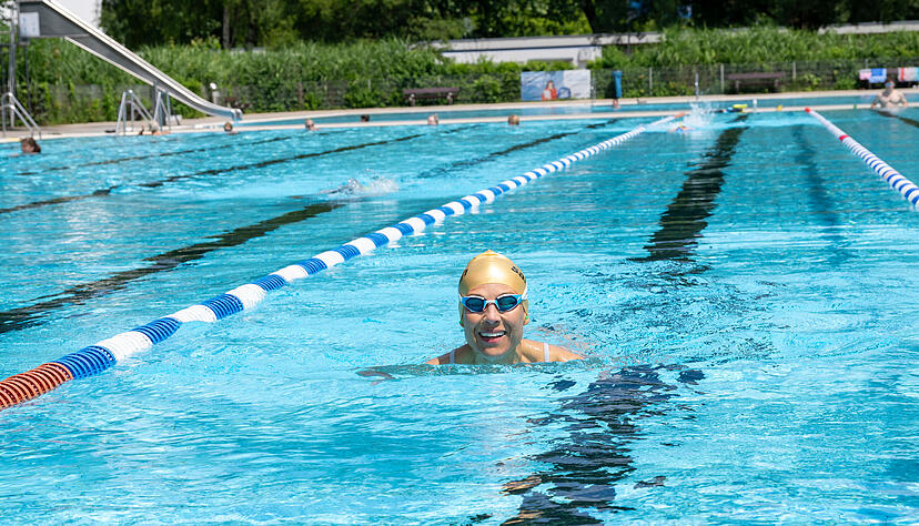 Schwimmerin Alexandra Petersen zieht am Montagmorgen gut gelaunt ihre Bahnen in der Neckarhalde. Auch die Stadtwerke Heilbronn haben Grund zur Freude: Die bisherige Badesaison verläuft durchweg positiv. Schwimmerin Alexandra Petersen zieht am Montagmorgen gut gelaunt ihre Bahnen in der Neckarhalde. Auch die Stadtwerke Heilbronn haben Grund zur Freude: Die bisherige Badesaison verläuft durchweg positiv.