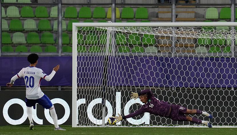 Marokkos Torh&uuml;ter Abdelhakim Mesbahi h&auml;lt einen Elfmeter.