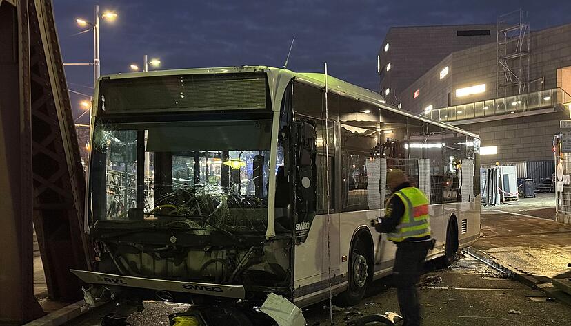 In Weil am Rhein hat es einen folgenschweren Unfall mit einem Linienbus gegeben. In Weil am Rhein hat es einen folgenschweren Unfall mit einem Linienbus gegeben.