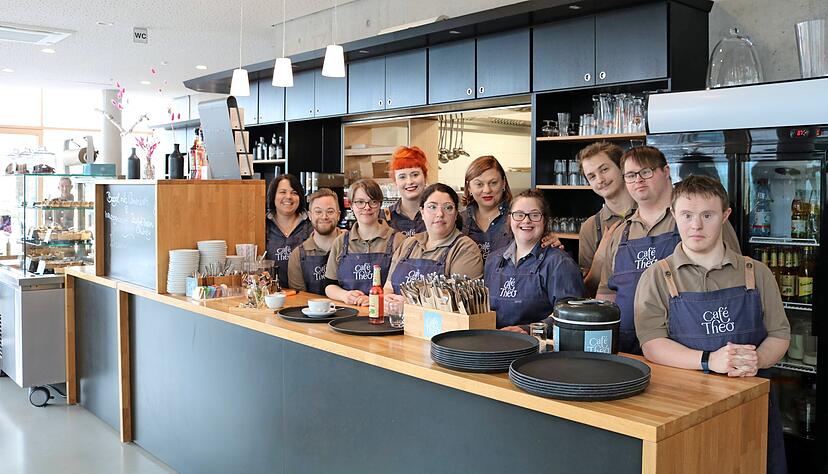 Eine verschworene Gemeinschaft, die zusammen auch viel Spaß hat: Das Team vom Café Theo im Heilbronner Stadtteil Neckarbogen mit Chefin Aileen Schinagl (Vierte von links). Das Lokal liegt an der Theodor-Fischer-Straße. Eine verschworene Gemeinschaft, die zusammen auch viel Spaß hat: Das Team vom Café Theo im Heilbronner Stadtteil Neckarbogen mit Chefin Aileen Schinagl (Vierte von links). Das Lokal liegt an der Theodor-Fischer-Straße.